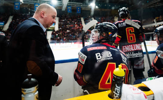 Djurgårdens assisterende tränare Stefan Nyman  pratar med
