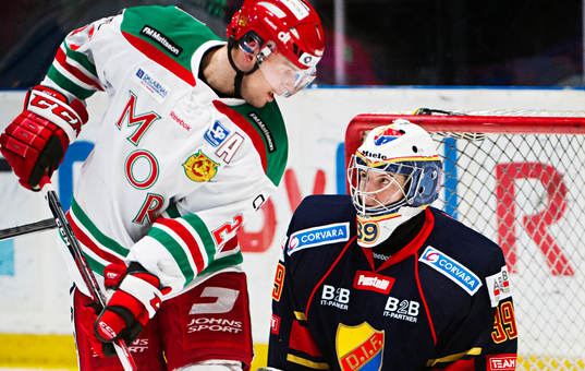 Moras Emil Lundberg och Djurgårdens målvakt Adam Reideborn