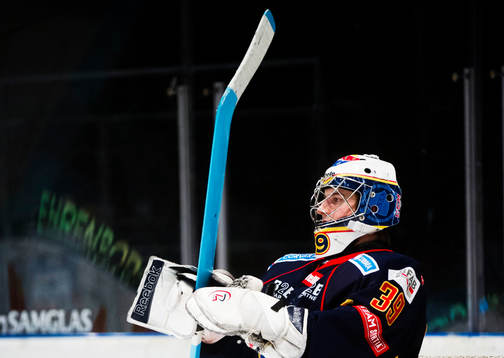 Djurgårdens målvakt Adam Reideborn  har en blåmålad