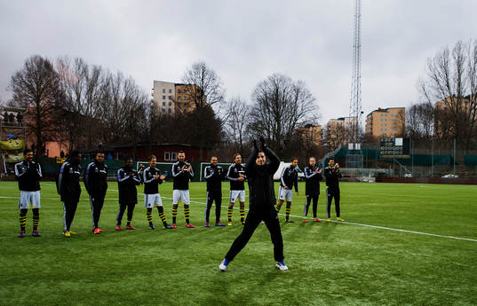 AIKs Kenny Pavey jublar med publiken