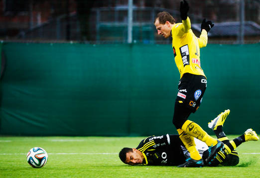 AIKs Nabil Bahoui fälls av Elfsborgs Daniel Mobaeck