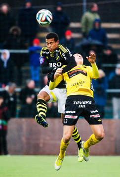 AIKs Robin Quaison i luftduell med Elfsborgs Sebastian