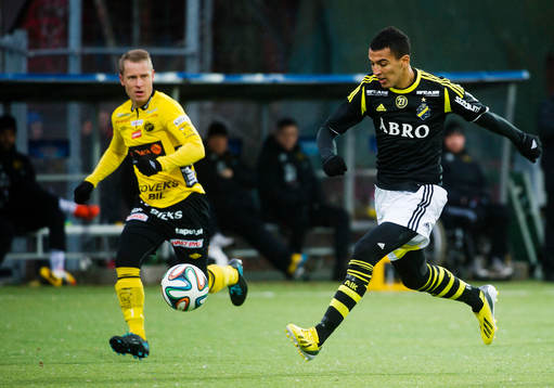 AIKs Nabil Bahoui tar sig fram med bollen