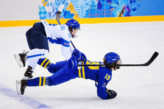 Finlands Jenni Hiirikoski kolliderar med Sveriges Maria