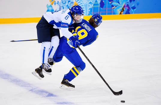 Finlands Jenni Hiirikoski kolliderar med Sveriges Maria