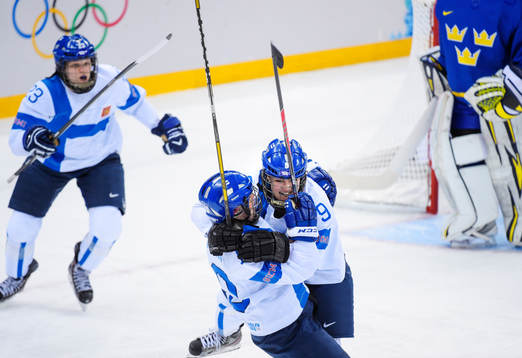Finlands Venla Hovi (t h) jublar
