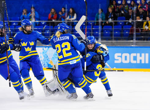 De svenska spelarna kastar sig över målvakten Valentina