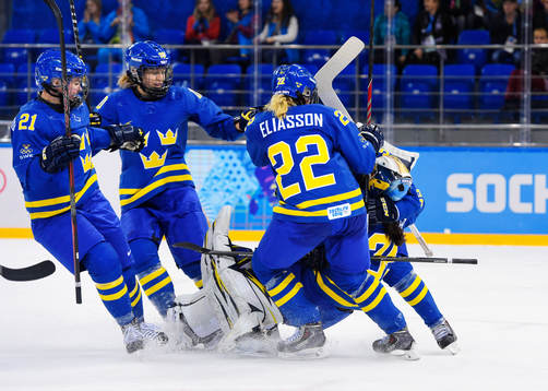 De svenska spelarna kastar sig över målvakten Valentina