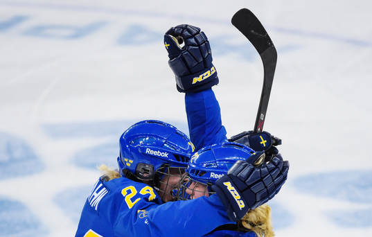 Sveriges Erika Grahm och Emma Eliasson jublar