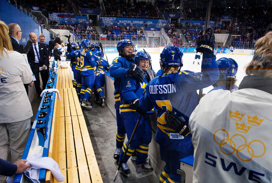 Sveriges Erika Grahm och Emma Eliasson kramar om varandra