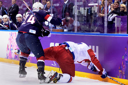 s Ryan Callahantacklar Rysslands Alexander Ovechkin