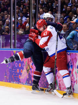 s Brooks Orpik i en närkamp med Rysslands Alexander