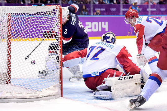s Cam Fowler skjuter in 1-1 bakom Rysslands målvakt Sergei