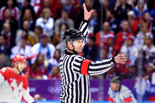 Domare Christer Lärking i ishockeymatchen mellan USA och