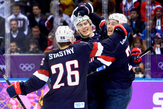 s TJ Oshie (mitten) gratuleras