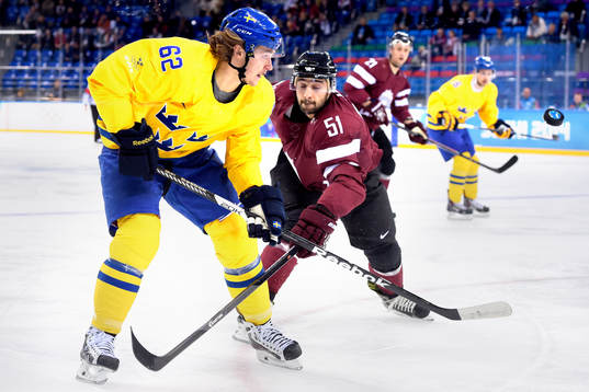 Sveriges Carl Hagelin jagas av Lettlands Koba Jass i