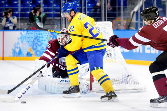 Sveriges Daniel Sedin oroar framför Lettlands målvakt