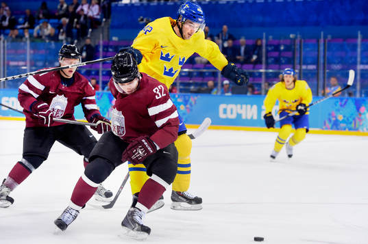 Sveriges Jimmie Ericsson flyger förbi Lettlands Arturs