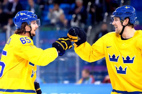 Patrik Berglund (th) jublar med Erik Karlsson (tv)