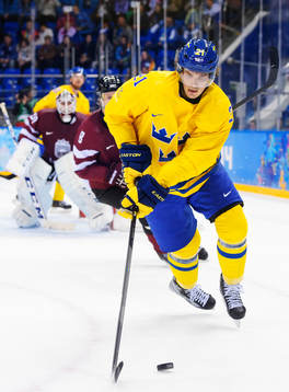 Sveriges Loui Eriksson jagar pucken i ishockeymatchen