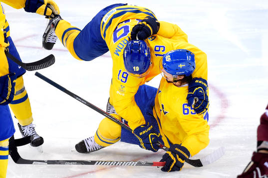 Sveriges Nicklas Bäckström kastar sig över Erik Karlsson