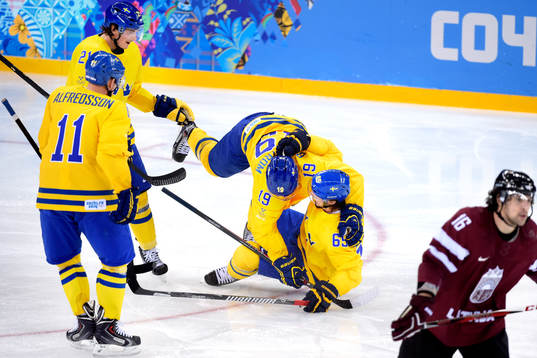 Sveriges Nicklas Bäckström kastar sig över Erik Karlsson