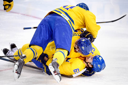Sveriges Daniel Alfredsson och Nicklas Bäckström ligger