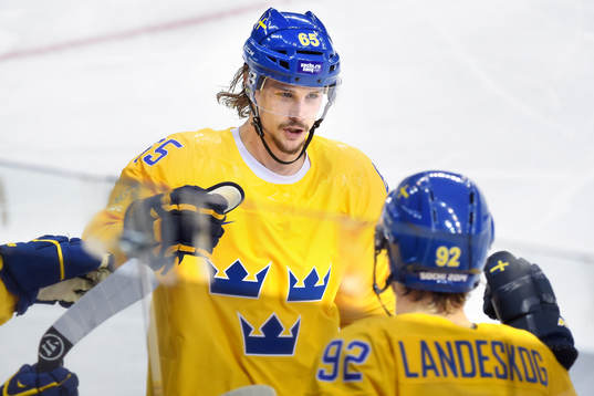 Sveriges Erik Karlsson gratuleras