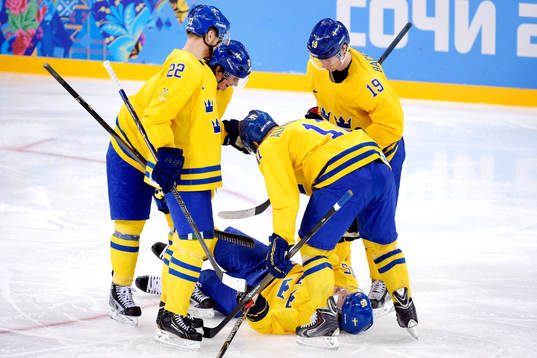 Sveriges Erik Karlsson ligger ner på isen