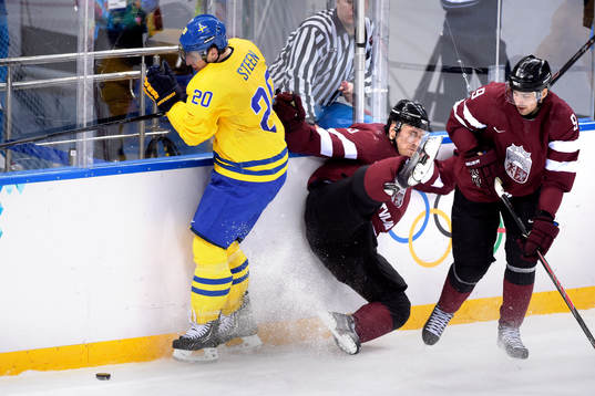 Sveriges Alexander Steen krockar med Lettlands Martins