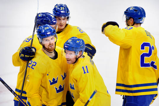 Sveriges Daniel Alfredsson kramas om