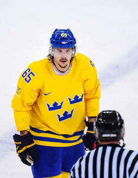 Sveriges Erik Karlsson argumenterar med en linjedomare i