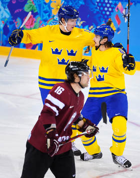 Sveriges Nicklas Bäckström och Erik Karlsson jublar