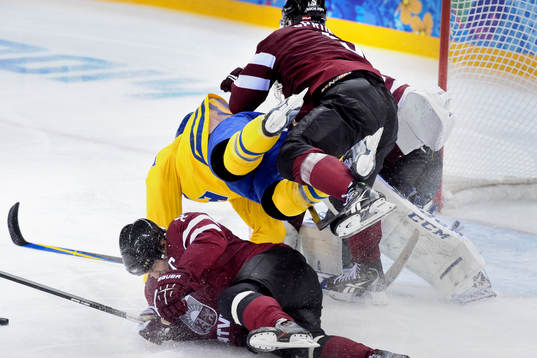 Sveriges Loui Eriksson blir tacklad i ishockeymatchen
