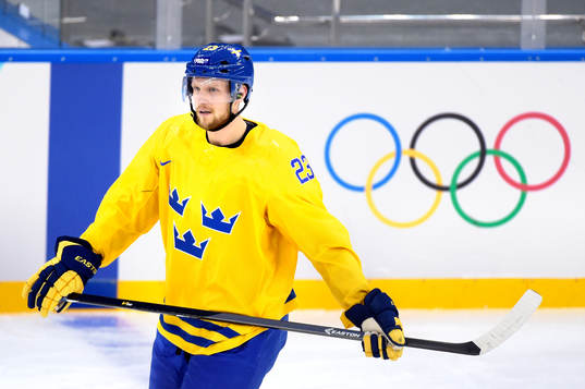 Sveriges Alexander Edler i ishockeymatchen mellan Sverige