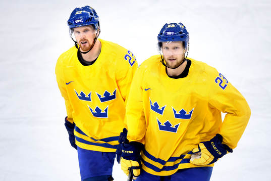 Sveriges Daniel Sedin och Alexander Edler i ishockeymatchen