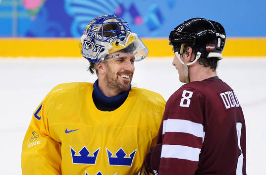 Sveriges målvakt Henrik Lundqvist pratar med Lettlands