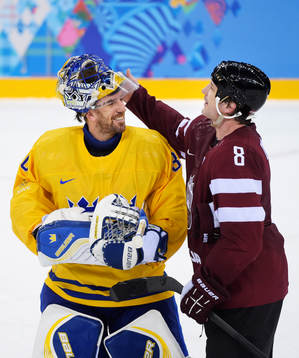 Sveriges målvakt Henrik Lundqvist pratar med Lettlands