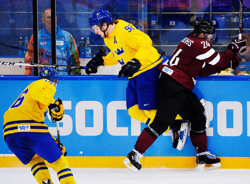 Sveriges Gabriel Landeskog i en duell med Lettlands Mikelis