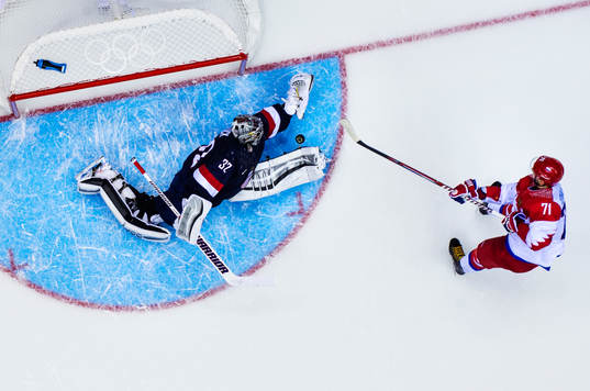 s målvakt Jonathan Quick räddar en straff från Rysslands