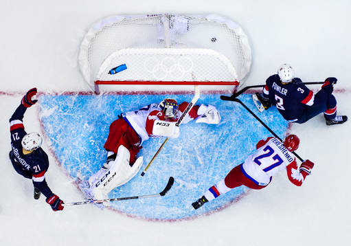 s James van Riemsdyk och Cam Fowler jublar