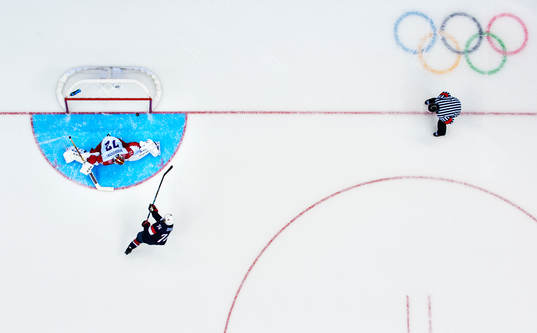 s TJ Oshie gör ett straffmål på Rysslands målvakt