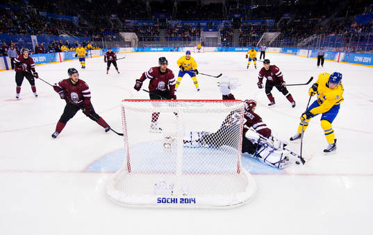 Lettlands målvakt Kristers Gudlevskis räddar ett skott