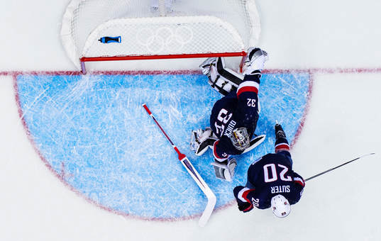 s målvakt Jonathan Quick stöter till stolpen så att