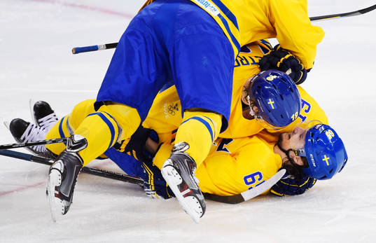 Sveriges Daniel Alfredsson och Nicklas Bäckström ligger