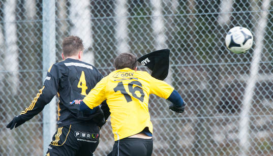 Mössan flyger av i träningsmatchen mellan IFK Hässleholm