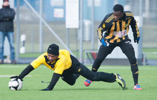 Tackling i träningsmatchen mellan IFK Hässleholm och