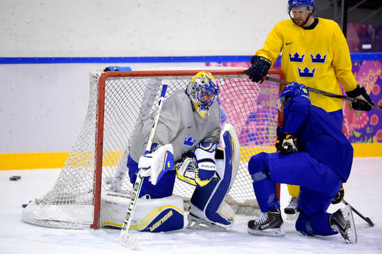 Sveriges målvakt Henrik Lundqvist reagerar