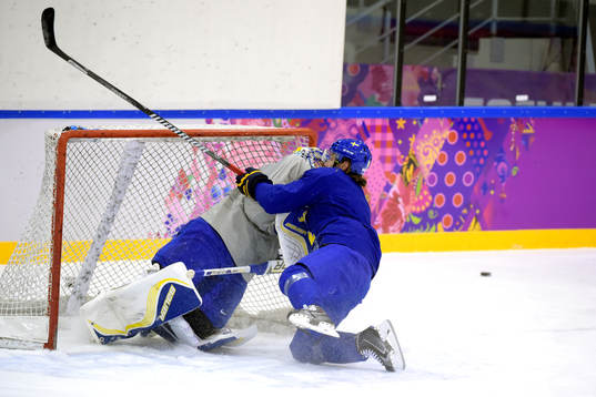 Sveriges målvakt Henrik Lundqvist krockar med Sveriges