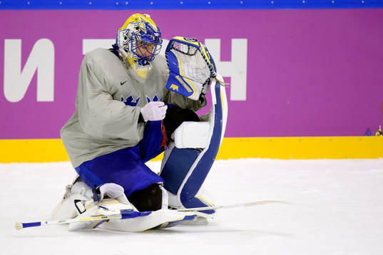 Sveriges målvakt Henrik Lundqvist inspekterar sin hand